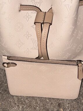 NWOT LOUIS VUITTON W/POUCH AND DUSTY! BOUNDLESS GALET MOHINA PURSE